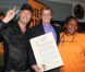 Rhys Ifans et Denis Leary dans une maison de la jeunesse et de la culture à Brooklyn, New York, le 26 juin, dans le cadre de l'initiative Be Amazing