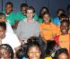 Andrew Garfield dans une maison de la jeunesse et de la culture à Brooklyn, New York, le 26 juin, dans le cadre de l'initiative Be Amazing