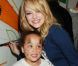 Emma Stone fait de la peinture dans une maison de la jeunesse et de la culture à Brooklyn, New York, le 26 juin, dans le cadre de l'initiative Be Amazing