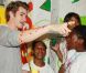 Andrew Garfield dans une maison de la jeunesse et de la culture à Brooklyn, New York, le 26 juin, dans le cadre de l'initiative Be Amazing