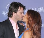 Poppy Montgomery et son nouveau compagnon Shawn Sanford s'embrassent à la soirée organisée en l'honneur de Liam Hemsworth et Yvonne Strahovski par l'Australians In film, à Los Angeles, le 27 juin 2012.