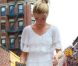 Ireland accompagne son père Alec Baldwin et sa fiancée Hilaria Thomas, occupés par les derniers préparatifs de leur mariage, prévu demain à New York. Le 29 juin 2012.