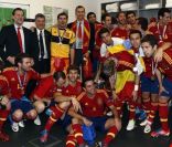  Le prince Felipe a fêté le triomphe de l'Espagne dans le vestiaire de la Roja. L'héritier du trône s'est délecté du triomphe de l'Espagne, qui a conservé de superbe manière son titre à l'issue de l'Euro 2012, battant en finale l'Italie 4 à 0, le 2 juillet 2012 à Kiev (Ukraine). 