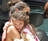 Katie Holmes et Suri Cruise, qui semble triste, avec des amis dans les rues de New York, le 5 juillet 2012