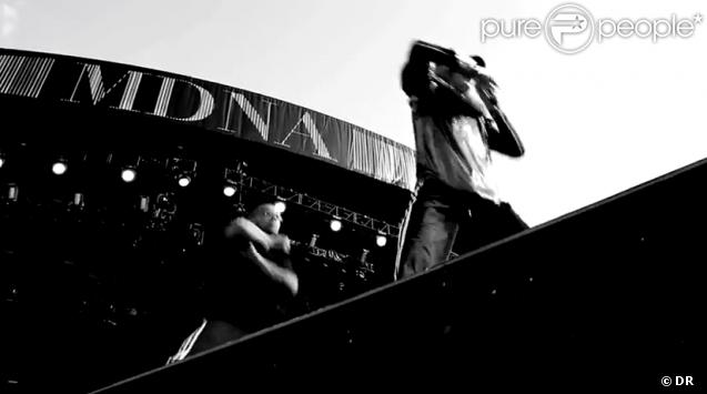 Inside the DNA of MDNA , dans les coulisses du MDNA Tour à Rome, le 12 juin. Réalisé par Stéphane Sennour.