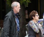  Hugh Laurie et sa femme Joanne Green : amoureux dans les rues de Paris  le 10 juillet 2012  