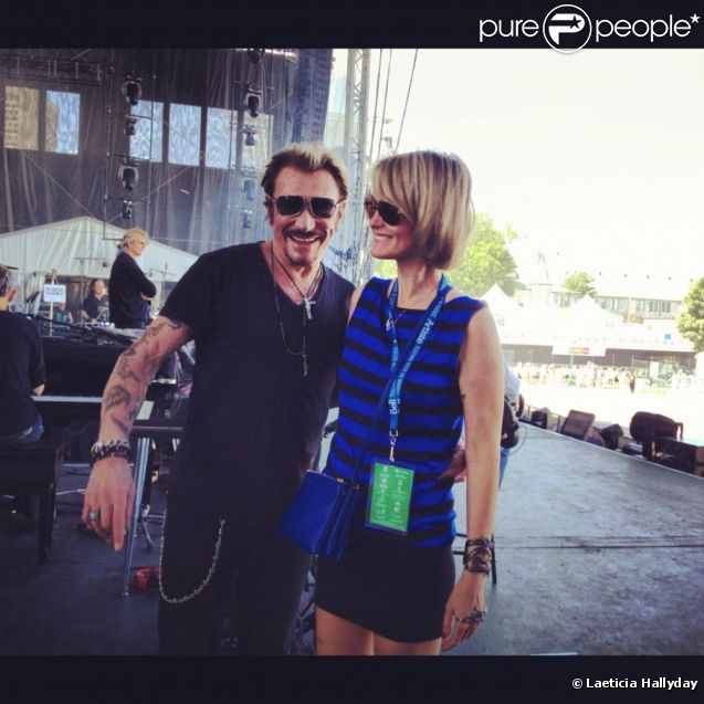 Johnny Hallyday et Laeticia sur la scène du Festival d'été avant le grand soir, aux plaines d'Abraham, à Québec, le 10 juillet 2012.