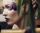 Kate Moss devient mystérieuse en beauté froide dans la campagne Ferragamo. Capture d'écran du spot vidéo