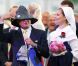 Trempé en 2011, le roi était paré, cette fois. La princesse Victoria de Suède a fêté dans la joie et l'allégresse son 35e anniversaire le 14 juillet 2012, assistant comme chaque année dans la soirée au festival de Borgholm, sur l'île d'Öland, en habit traditionnel et en compagnie de sa famille - le prince Daniel, le roi Carl XVI Gustaf, la reine Silvia, le prince Carl Philip et la princesse Madeleine.