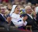 La princesse Victoria de Suède a fêté dans la joie et l'allégresse son 35e anniversaire le 14 juillet 2012, assistant comme chaque année dans la soirée au festival de Borgholm, sur l'île d'Öland, en habit traditionnel et en compagnie de sa famille - le prince Daniel, le roi Carl XVI Gustaf, la reine Silvia, le prince Carl Philip et la princesse Madeleine.