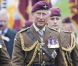 Le prince Charles, colonel en chef du régiment de parachutistes, à Staffordshire pour une cérémonie d'inauguration de deux sculptures hommages à l'oeuvre du régiment et de l'agence gouvernementale GCHQ, le 13 juillet 2012.