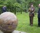 Le prince Charles sur le site du National Memorial Arboretum à Staffordshire pour une cérémonie d'inauguration de deux sculptures hommages à l'oeuvre du régiment et de l'agence gouvernementale GCHQ, le 13 juillet 2012.