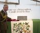 Le prince Charles au National Memorial Arboretum, colonel en chef du régiment de parachutistes, pour une cérémonie d'inauguration de deux sculptures hommages à l'oeuvre du régiment et de l'agence gouvernementale GCHQ, le 13 juillet 2012.