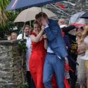 Rachel McAdams : Son chéri Michael Sheen la retrouve lors d'un mariage pluvieux
