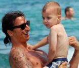 Zlatan Ibrahimovic et le petit Vincent profitent de leurs vacances le 15 juillet sur l'île de Formentera