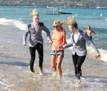 Tara Reid et les Jedwards : Baignade en costard et baskets... Tout un concept !