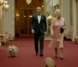 La Reine Elizabeth II et Daniel Craig alias James Bond dans  Happy &amp; Glorious , une séquence réalisée par Danny Boyle pour la cérémonie d'ouverture des Jeux Olympiques de Londres. Le 27 juillet 2012.