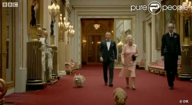 La Reine Elizabeth II et Daniel Craig alias James Bond dans  Happy &amp; Glorious , une séquence réalisée par Danny Boyle pour la cérémonie d'ouverture des Jeux Olympiques de Londres. Le 27 juillet 2012.