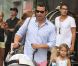 La famille de Jessica Alba est de nouveau au complet. Son mari Cash Warren et elle, se rendent au marché aux puces avec leurs deux filles Honor et Haven. New York, le 28 juillet 2012.