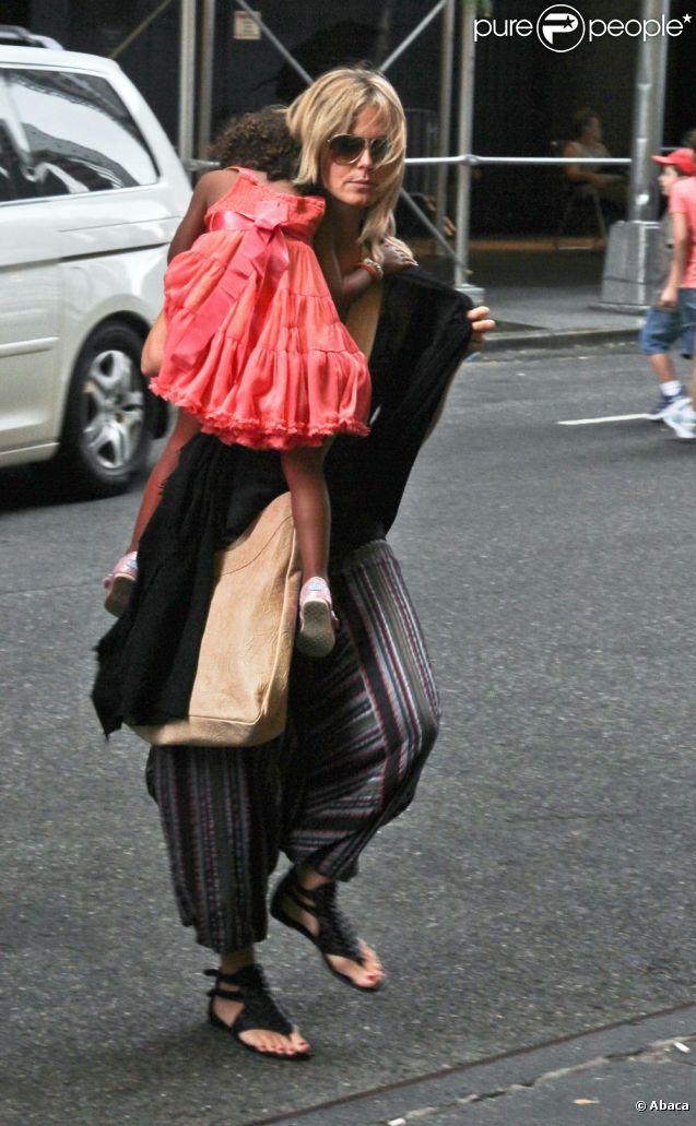 Heidi Klum beaucoup moins fashion que sa fille Lou. New York, le 28 juillet 2012.