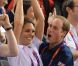 Kate Middleton et le prince William euphoriques jeudi 2 août 2012 au vélodrome de Stratford : un câlin joyeux pour célébrer la médaille d'or du trio britannique Philip Hindes-Chris Hoy-Jason Kenny, champions de la vitesse sur piste aux Jeux olympiques.