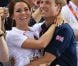 Kate Middleton et le prince William, emportés par l'euphorie, se sont tombés dans les bras l'un de l'autre jeudi 2 août 2012 au vélodrome de Stratford : un câlin joyeux pour célébrer la médaille d'or du trio britannique Philip Hindes-Chris Hoy-Jason Kenny, champions de la vitesse sur piste aux Jeux olympiques.
