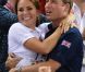 Kate Middleton et le prince William, emportés par l'euphorie, se sont tombés dans les bras l'un de l'autre jeudi 2 août 2012 au vélodrome de Stratford : un câlin joyeux pour célébrer la médaille d'or du trio britannique Philip Hindes-Chris Hoy-Jason Kenny, champions de la vitesse sur piste aux Jeux olympiques.