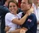Kate Middleton et le prince William, emportés par l'euphorie, se sont tombés dans les bras l'un de l'autre jeudi 2 août 2012 au vélodrome de Stratford : un câlin joyeux pour célébrer la médaille d'or du trio britannique Philip Hindes-Chris Hoy-Jason Kenny, champions de la vitesse sur piste aux Jeux olympiques.