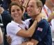 Kate Middleton et le prince William, emportés par l'euphorie, se sont tombés dans les bras l'un de l'autre jeudi 2 août 2012 au vélodrome de Stratford : un câlin joyeux pour célébrer la médaille d'or du trio britannique Philip Hindes-Chris Hoy-Jason Kenny, champions de la vitesse sur piste aux Jeux olympiques.