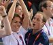 Kate Middleton et le prince William, emportés par l'euphorie, se sont tombés dans les bras l'un de l'autre jeudi 2 août 2012 au vélodrome de Stratford : un câlin joyeux pour célébrer la médaille d'or du trio britannique Philip Hindes-Chris Hoy-Jason Kenny, champions de la vitesse sur piste aux Jeux olympiques.