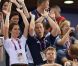 Kate Middleton et le prince William euphoriques : la ola jeudi 2 août 2012 au vélodrome de Stratford pour la médaille d'or du trio britannique Philip Hindes-Chris Hoy-Jason Kenny, champions de la vitesse sur piste aux Jeux olympiques.