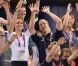 Kate Middleton et le prince William euphoriques : la ola jeudi 2 août 2012 au vélodrome de Stratford pour la médaille d'or du trio britannique Philip Hindes-Chris Hoy-Jason Kenny, champions de la vitesse sur piste aux Jeux olympiques.