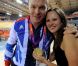 Chris Hoy peut exulter avec sa femme Sarra, jeudi 2 août 2012 au vélodrome de Stratford : le trio britannique Philip Hindes-Chris Hoy-Jason Kennya a décroché la médaille d'or de la vitesse sur piste aux Jeux olympiques.