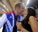 Chris Hoy peut exulter avec sa femme Sarra, jeudi 2 août 2012 au vélodrome de Stratford : le trio britannique Philip Hindes-Chris Hoy-Jason Kennya a décroché la médaille d'or de la vitesse sur piste aux Jeux olympiques.