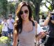 Eva Longoria, tout sourire dans les rues de Los Angeles à la sortie de son salon de coiffure le 2 août 2012. Elle ne quitte plus son Simple Bag, de Gérard Darel