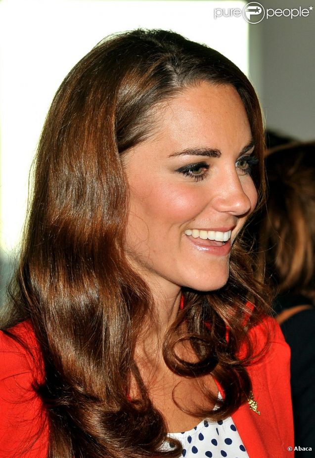 CASA REAL BRITÁNICA - Página 87 909606-the-duchess-of-cambridge-smiles-as-she-637x0-2