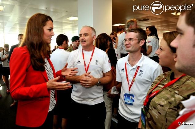 CASA REAL BRITÁNICA - Página 87 909607-the-duchess-of-cambridge-talks-to-637x0-2