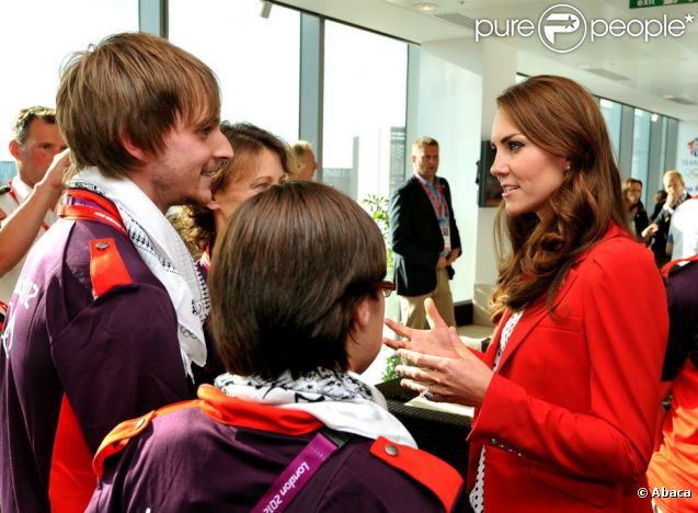 CASA REAL BRITÁNICA - Página 87 909609-the-duchess-of-cambridge-talks-to-637x0-2