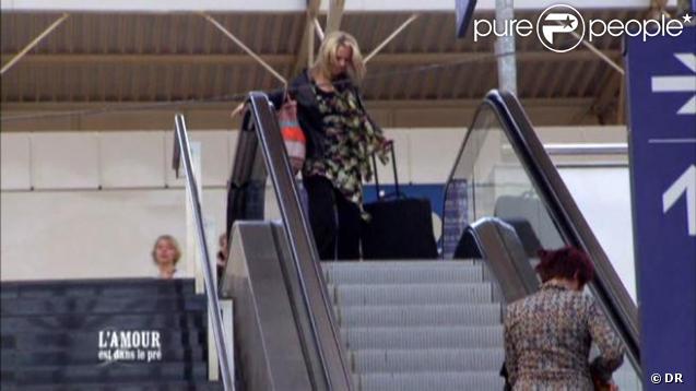 Patricia se trompe de sens dans l'escalator dans L'Amour est dans le pré 7 sur M6