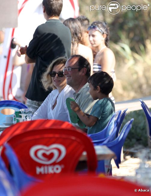 François Hollande et Valérie Trierweiler sirotent un Perrier dans un café de Brégançon, dans le Var, le samedi 4 août 2012.