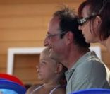 François Hollande sirote un Perrier dans un café de Brégançon, dans le Var, le samedi 4 août 2012.