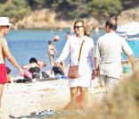 François Hollande et Valérie Trierweiler se promènent sur une plage de Brégançon, dans le Var, le samedi 4 août 2012.
