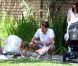 Alyson Hannigan, son mari Alexis Denisof, leur petite fille Satyana et la dernière Keeva profitent d'un dimanche ensoleillé dans les rues de Brentwood le 5 août 2012