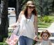 Alyson Hannigan, son mari Alexis Denisof, leur petite fille Satyana et la dernière Keeva profitent d'un dimanche ensoleillé dans les rues de Brentwood le 5 août 2012