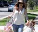 Alyson Hannigan porte la poussette de sa petite fille Satyana qui préfère courir dans les rues de Brentwood le 5 août 2012