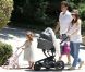 Alyson Hannigan, son mari Alexis Denisof, leur petite fille Satyana et la dernière Keeva profitent d'un dimanche ensoleillé dans les rues de Brentwood le 5 août 2012