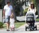 Alyson Hannigan et son mari Alexis Denisof, heureux de voir leur petite fille Satyana avec une poussette, comme maman, un dimanche ensoleillé dans les rues de Brentwood le 5 août 2012