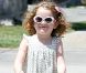 La petite Satyana toute fière de pousser une poussette dans les rues de Brentwood le 5 août 2012