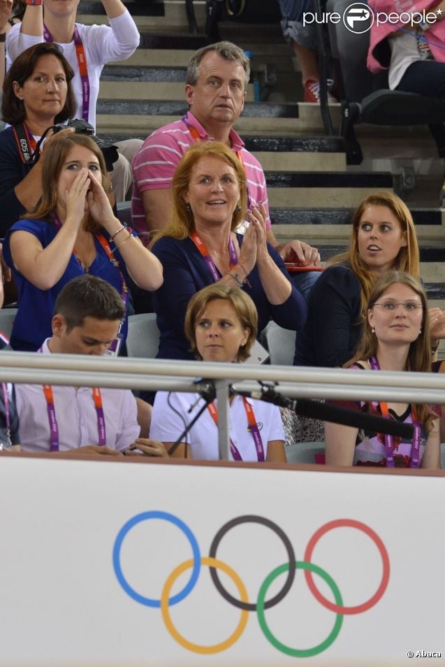 CASA REAL BRITÁNICA - Página 93 911838-les-princesses-beatrice-et-eugenie-637x0-1