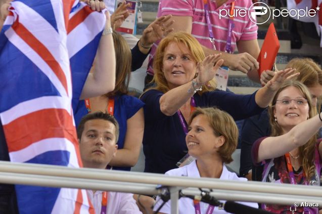 CASA REAL BRITÁNICA - Página 93 911841-les-princesses-beatrice-et-eugenie-637x0-1